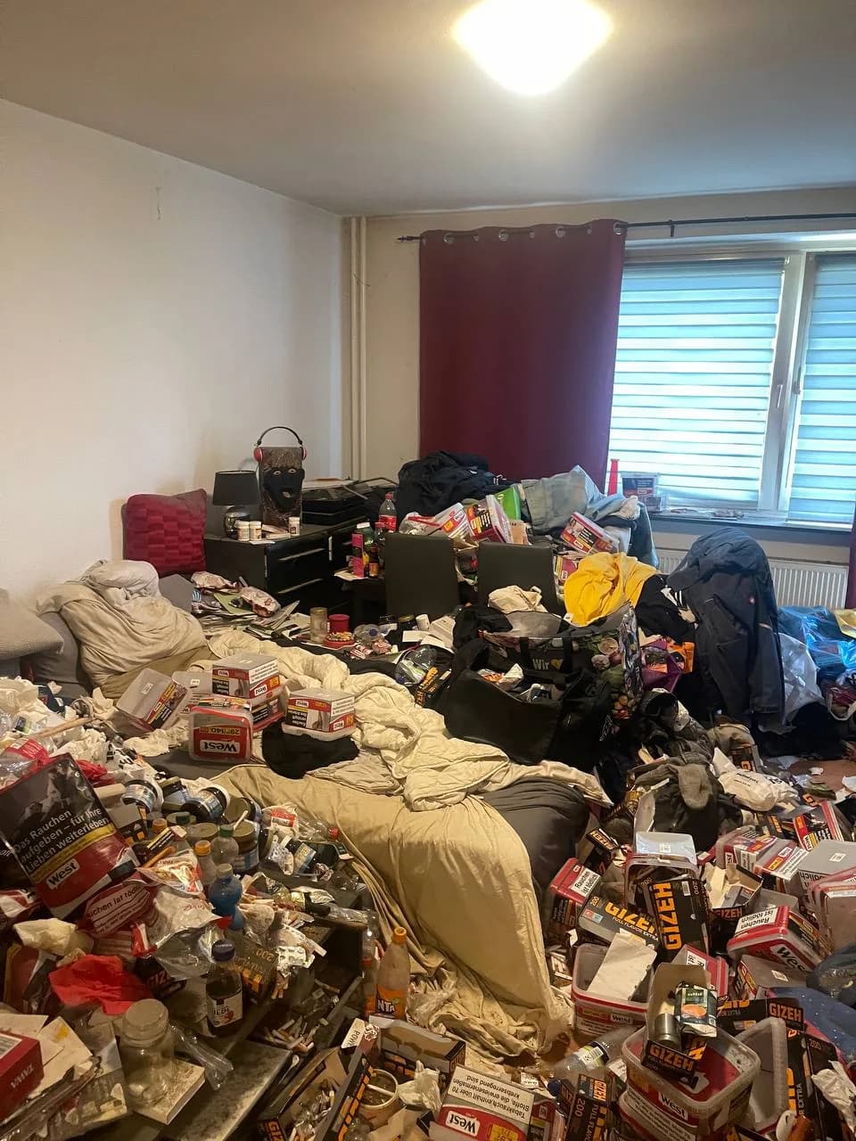 Vermülltes Zimmer in Hamburg-Wandsbek vor der Räumung
