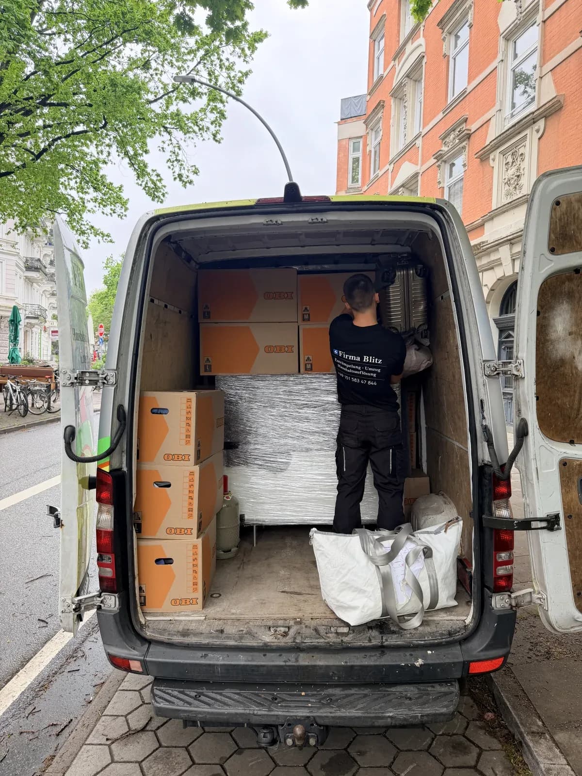 Mitarbeiter von Blitz belädt den Sprinter bei einer Entrümpelung in Hamburg