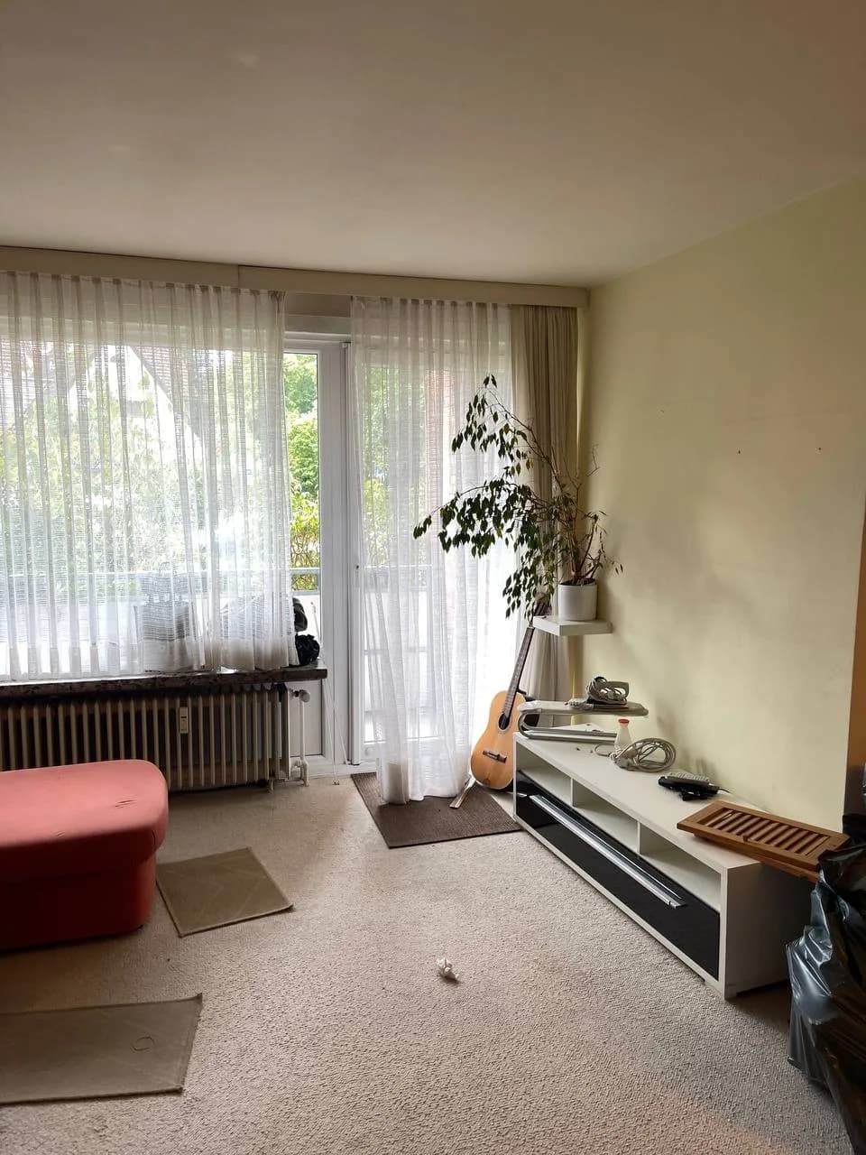 Möbliertes Wohnzimmer mit Balkontür in Wedel vor der Wohnungsauflösung